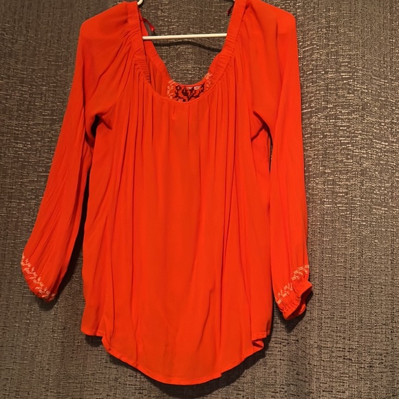 Old Navy women’s off the shoulder shirt - Picture 5 of 7